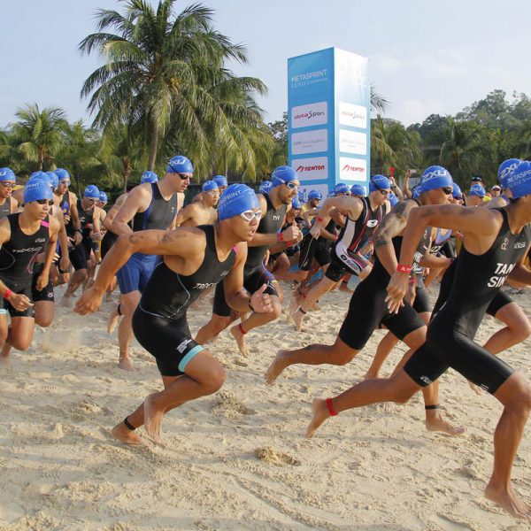 mss_aquathlon_group-shot-of-participants-running